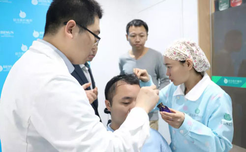 深圳的毛发医院是很优秀的，足以和欧美国家相媲美，没有必要跑到国外去植发。